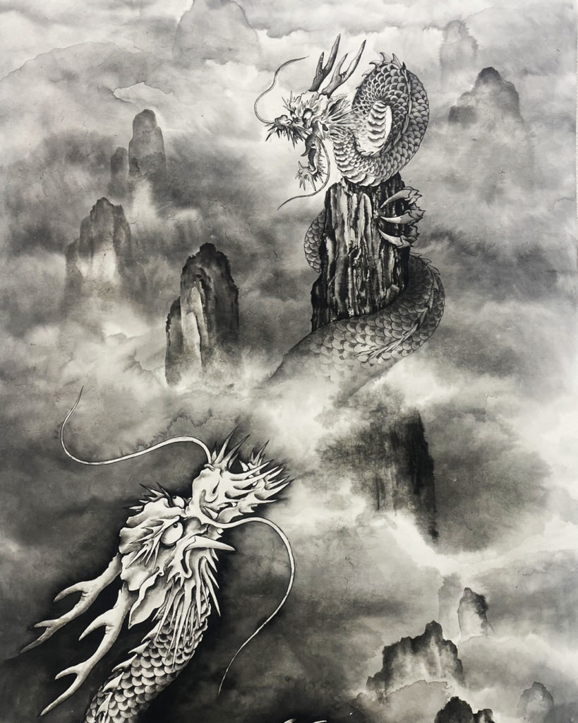 対峙する二匹の龍を描く水墨画
